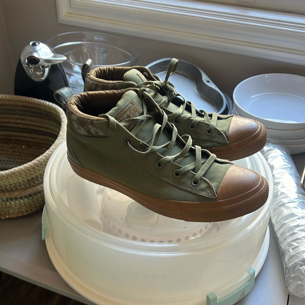 Men’s chucks